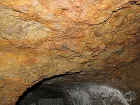 Aglomer�tov� tuf ve stropu chodby
