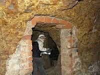 Aglomer�tov� tuf s pumami �edi�e nad vchodem do v�klenku