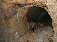 Port�l do sousedn� chodby s patrn�mi v�lomy